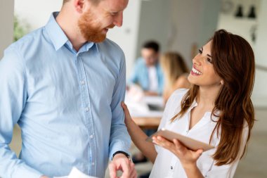 Birlikte çalışan ve beyin fırtınası olan bir grup iş adamı