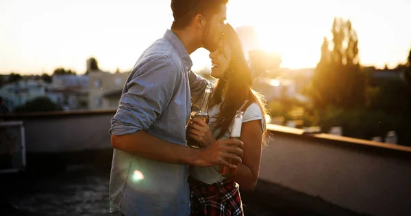 Pareja Coqueteando Mientras Toma Una Copa Terraza Azotea Atardecer — Foto de Stock