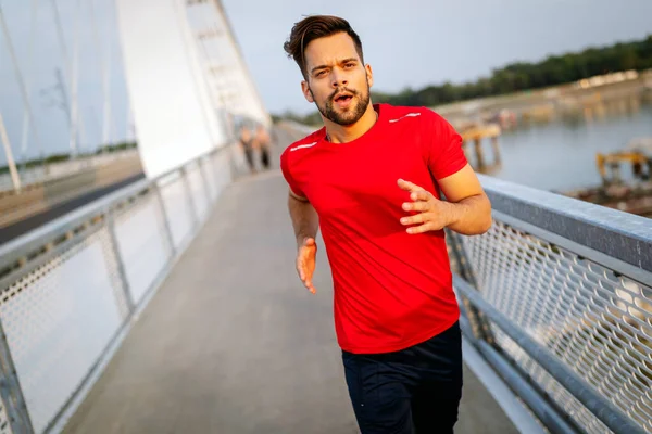 Guapo Joven Forma Hombre Corriendo Por Puente — Foto de Stock