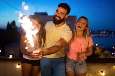 Bir çatı partisi zevk ve kıvılcımile dans arkadaş grubu