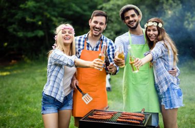 Arkadaşlar doğada bbq yaparak eğleniyorlar.