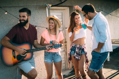 Genç arkadaşlar mutlu grup eğlenceli, yaz aylarında parti