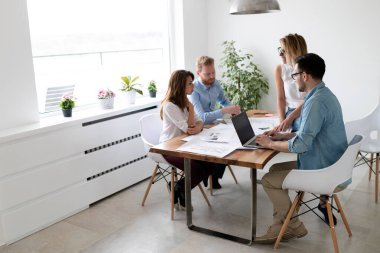 Birlikte çalışan ve beyin fırtınası olan bir grup iş adamı