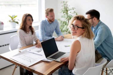 Ofiste ekip olarak çalışan genç iş adamları