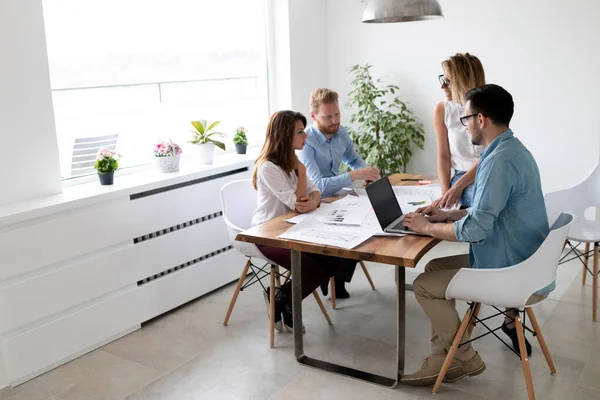 Grupo Empresários Trabalhando Conjunto Brainstorming — Fotografia de Stock