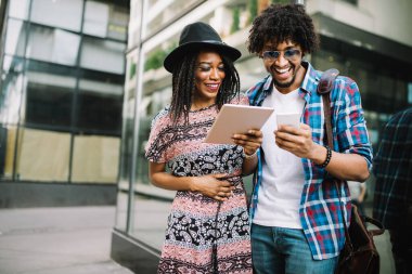 Mutlu genç çift şehirde yaz açık gülümseyerek eğlenin