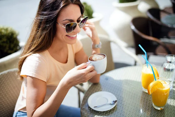 Jonge Mooie Vrouw Drinken Cappuccino Koffie Het Cafe Buiten Genieten — Stockfoto