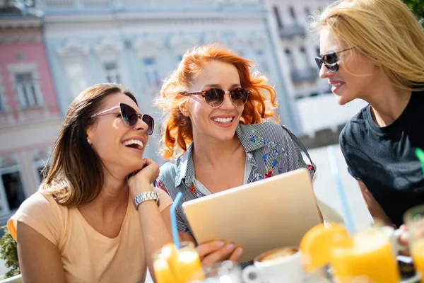 Groep Vrouwen Vrienden Vergadering Voor Koffie Praten — Stockfoto