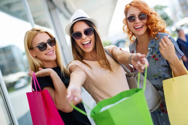 Chicas Atractivas Jóvenes Con Bolsas Compras Ciudad —  Fotos de Stock