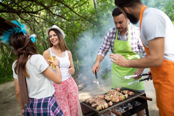 Amici Campeggio Fare Una Festa Barbecue Nella Natura — Foto Stock