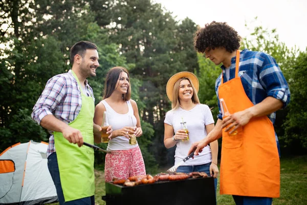 Mała Grupa Przyjaciół Pijących Alkohol Jedzących Posiłek Grillu — Zdjęcie stockowe