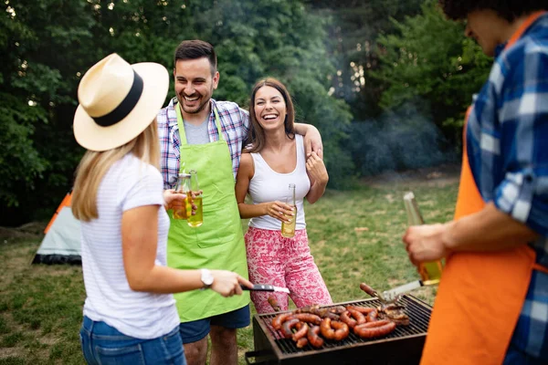 Venner Som Har Grillfest Naturen Mens Har Det Gøy – stockfoto