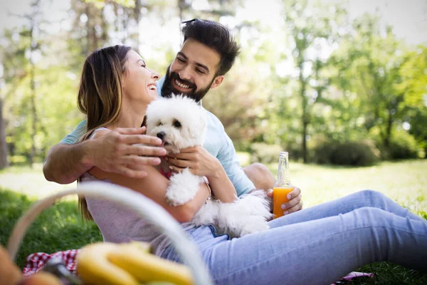 Pareja Feliz Enamorada Disfrutando Picnic Aire Libre —  Fotos de Stock