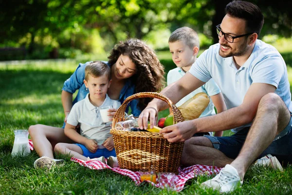 Bonne Famille Profiter Pique Nique Avec Les Enfants Dans Nature — Photo