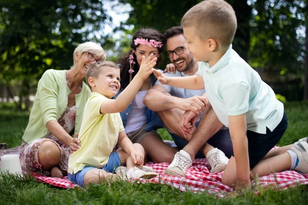 Glad Flergenerationsfamilj Njuter Picknick Park Royaltyfria Stockfoton