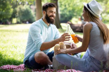 Mutlu bir çift tatilde. Aşıklar parkta birbirlerinin tadını çıkarıyorlar.