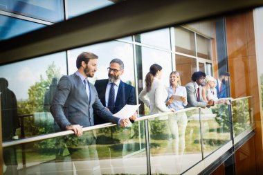 Açık havada konuşan başarılı iş arkadaşları ve iş adamları grubu