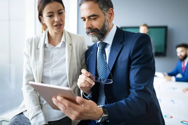 Gelukkige Zakelijke Collega Modern Kantoor Praten Gebruik Van Tablet — Stockfoto