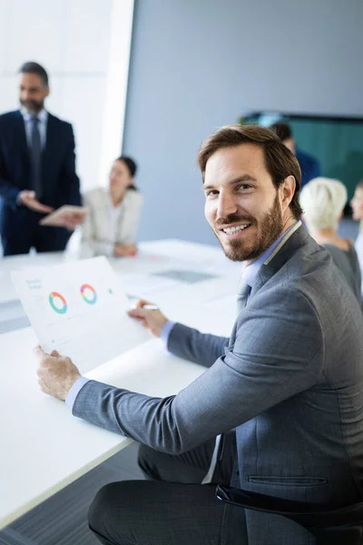 Zakenmensen Werken Conferentie Vergadering Modern Kantoor — Stockfoto