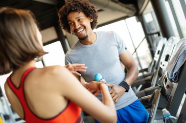 Beden eğitiminde takım çalışması. Birlikte çalışan çiftler. Sağlıklı yaşam konsepti