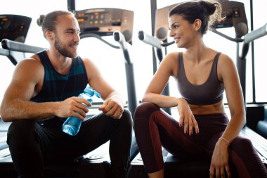 Formda olan insanlar spor yapıyor, spor yapıyor ve birlikte sağlıklı kalıyorlar.