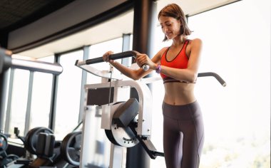Spor salonunda sağlıklı kadın eğitimi.