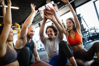 Spor salonunda egzersiz yapan sağlıklı genç sporcular..