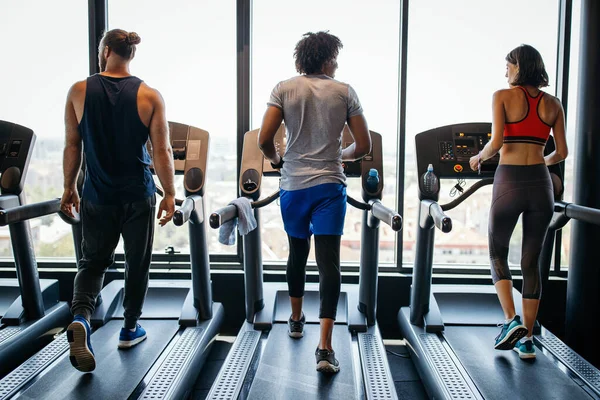 Atletas Jóvenes Sanos Personas Haciendo Ejercicios Gimnasio — Foto de Stock