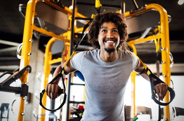 Homem Fazendo Push Ups Treinamento Com Tiras Fitness Trx Ginásio — Fotografia de Stock