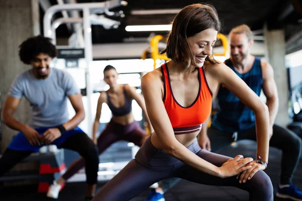 Gente Feliz Forma Haciendo Ejercicio Haciendo Ejercicio Gimnasio Para Mantenerse — Foto de Stock