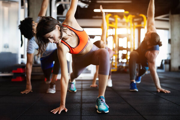 Группа молодых людей, занимающихся спортом