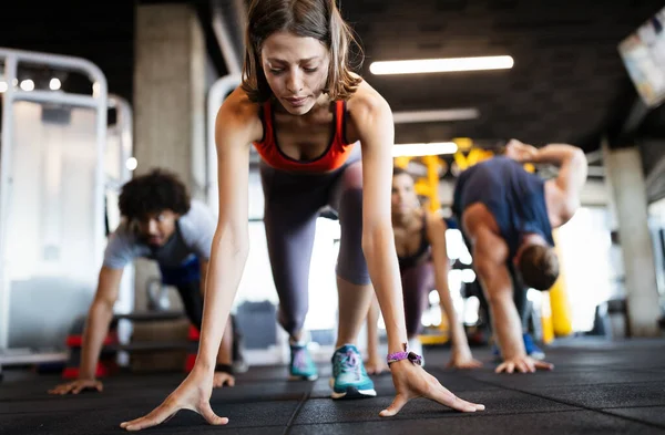 Hermosos Amigos Forma Haciendo Ejercicio Gimnasio Juntos — Foto de Stock