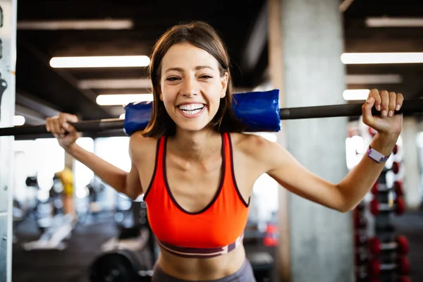 Närbild Attraktiv Passform Kvinna Utövar Gymmet — Stockfoto