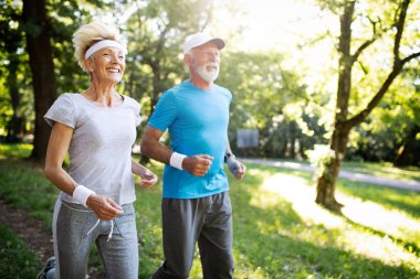 Güzel üst düzey çift doğa yaşam sağlıklı koşu