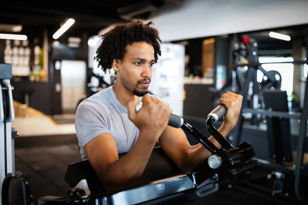 Joven Atleta Forma Hombre Haciendo Ejercicio Gimnasio — Foto de Stock