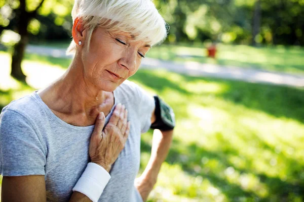 Senior Kvinna Utövar Utomhus För Att Förebygga Hjärt Kärlsjukdomar Och — Stockfoto