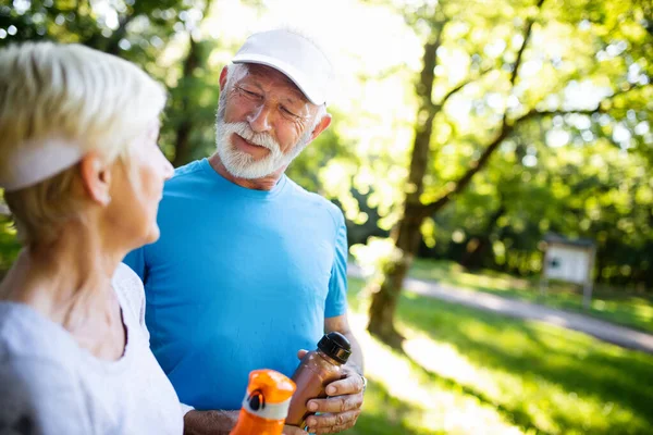 Schönes Seniorenpaar Joggt Der Natur Und Lebt Gesund — Stockfoto