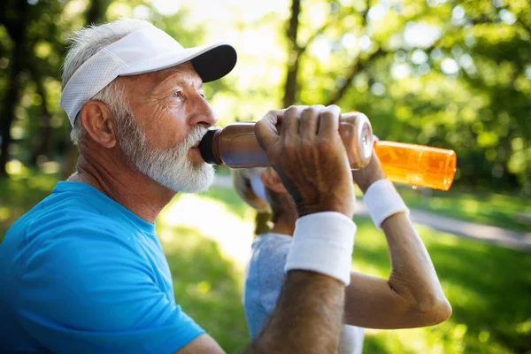 Senior Pareja Bebe Agua Para Reponer Energía Hidratar — Foto de Stock