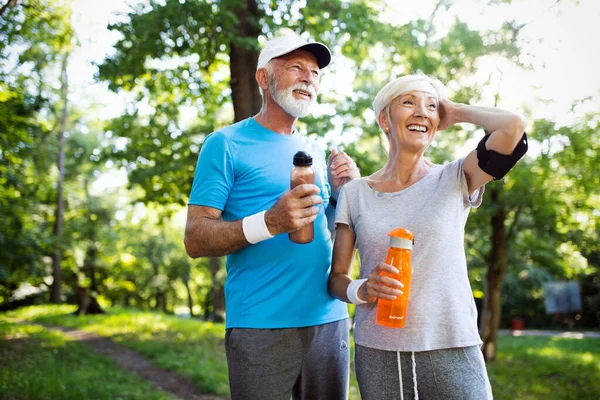 Indah Sporty Pasangan Senior Tetap Fit Dengan Berjalan Dan Jogging — Stok Foto