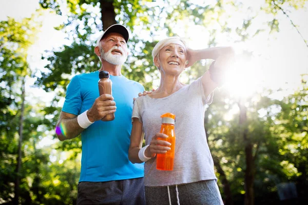 Couple Mature Senior Faisant Sport Extérieur Courant Dans Parc — Photo