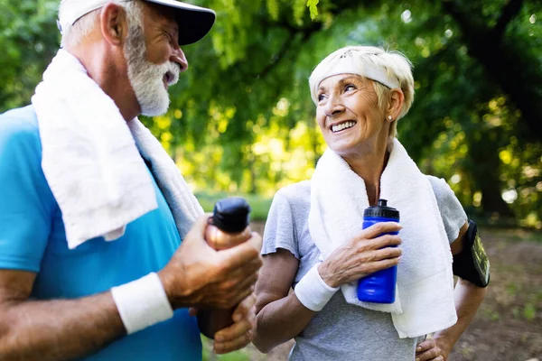 Pasangan Dewasa Atau Senior Berolahraga Luar Ruangan Berlari Taman — Stok Foto