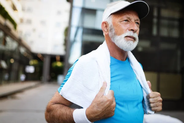 Beau Retraité Séduisant Avec Beau Sourire Jogging Dans Parc — Photo