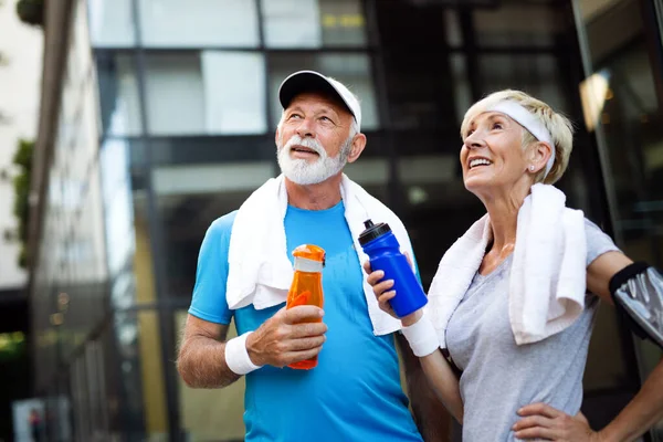 Zdravý Starší Pár Jogging Městě Časných Ranních Hodinách — Stock fotografie