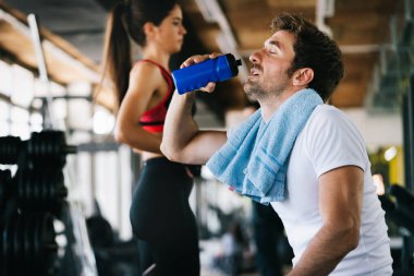 Formda bir adam beden eğitimine ara veriyor.