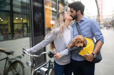 Güzel romantik çift köpek ve bisikletler ile şehirde dinlenme yaşıyor