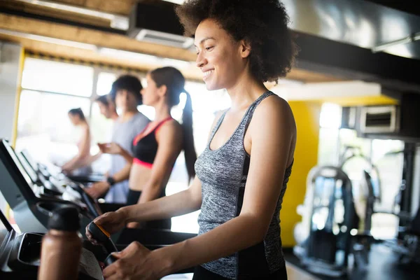 Spor Salonunda Birlikte Egzersiz Güzel Mutlu Insanlar — Stok fotoğraf