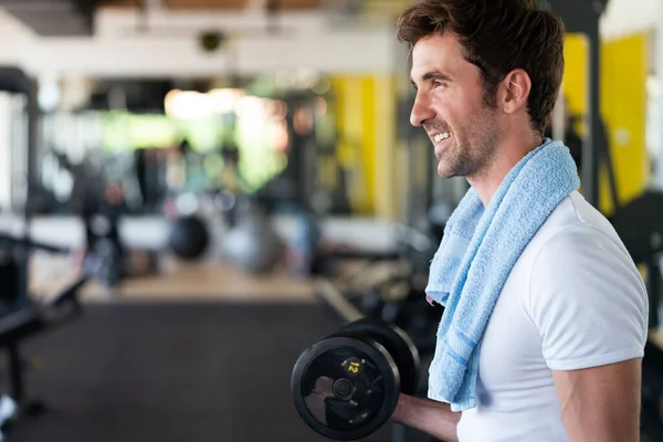 Muskulös Fitter Mann Trainiert Fitnessstudio Und Macht Übungen Mit Kurzhanteln — Stockfoto