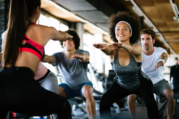 Diversité Groupe Personnes Entraînant Dans Gymnase Entraîneur Sportifs Faisant Exercice — Photo