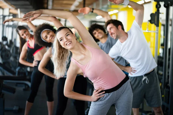 Gruppe Fitter Junger Leute Trainiert Der Turnhalle — Stockfoto