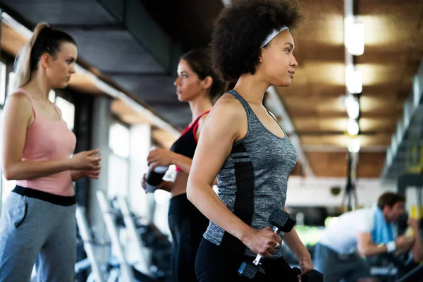 Güzel Fit Insanlar Spor Salonunda Birlikte Egzersiz Yapan Arkadaşlar — Stok fotoğraf